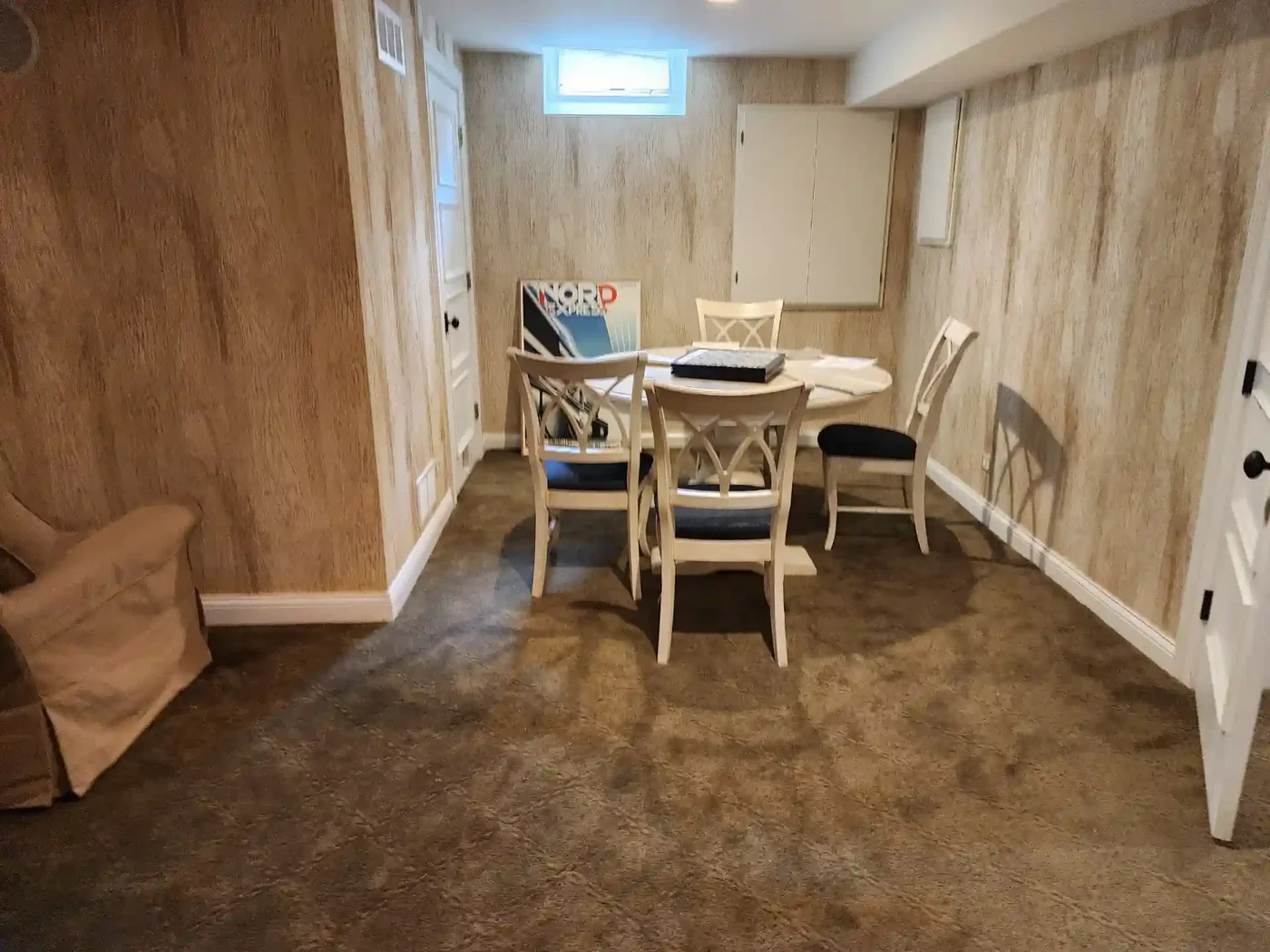Wallpapered interior with a finished, patterned wall